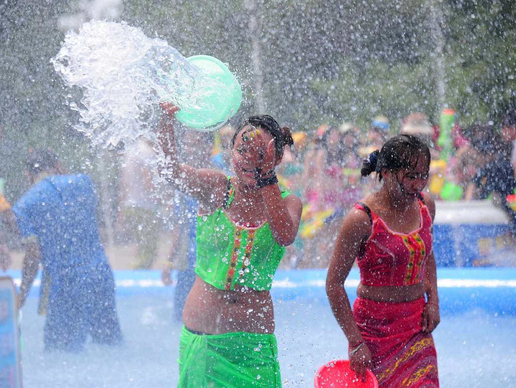 傣族泼水节,这几年好像每次都有不好的现象,记得有一年有人用开水泼人