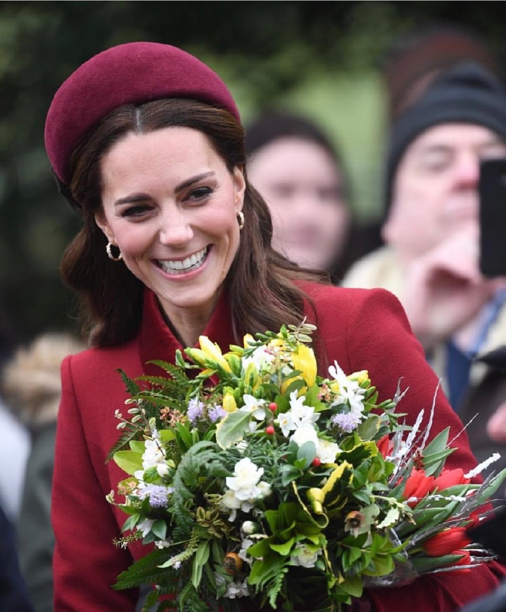 凯特王妃换了发型,整个人气质都不一样了,穿着红衣更是优雅高贵