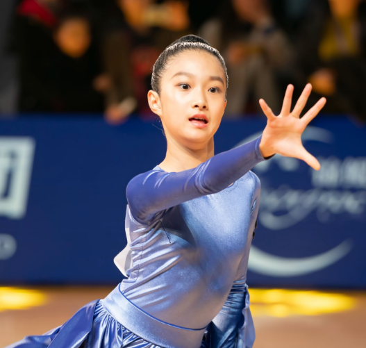 文君竹参加拉丁舞比赛,文章夫妻紧张等待,女儿身上伤痕让人心疼