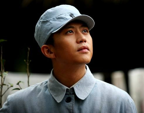 邓超军装造型对比:根正苗红英气十足,最后和孙俪实在太有趣!