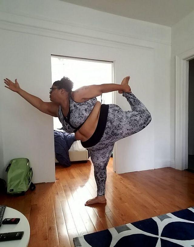 女子无惧肥胖身材成为瑜伽教练,为胖人正名大秀一字马!