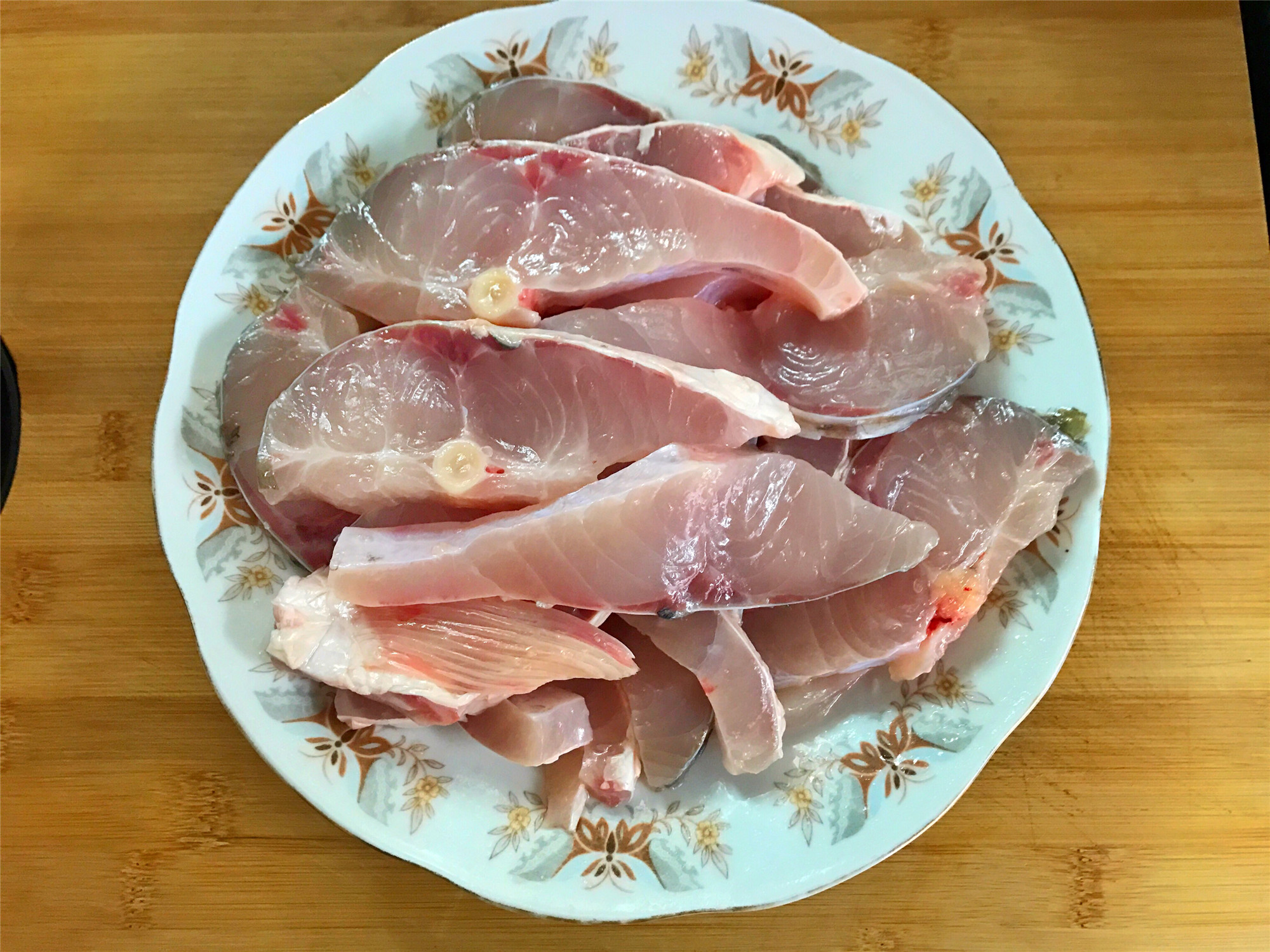 草鱼肉买回来后,清洗干净,切成厚薄均匀的鱼片,然后用少许盐,适量料酒