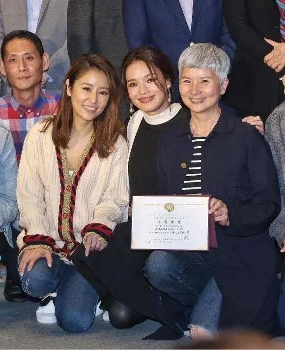 与李小冉同框后,林心如机场化妆容光焕发,高跟鞋配礼帽变小姑娘