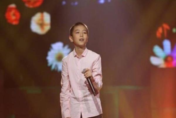 王俊凯儿时参加唱歌比赛,平头造型十分可爱,台风超好!