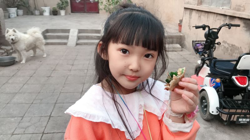 晨妤小美女的姥姥做菜角妈妈给小女孩吃被拒最后尝一口说好吃