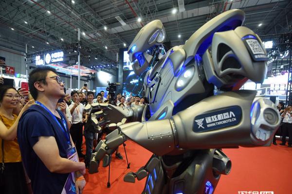 泰坦机器人亮相中国国际工业博览会 技能满点引围观