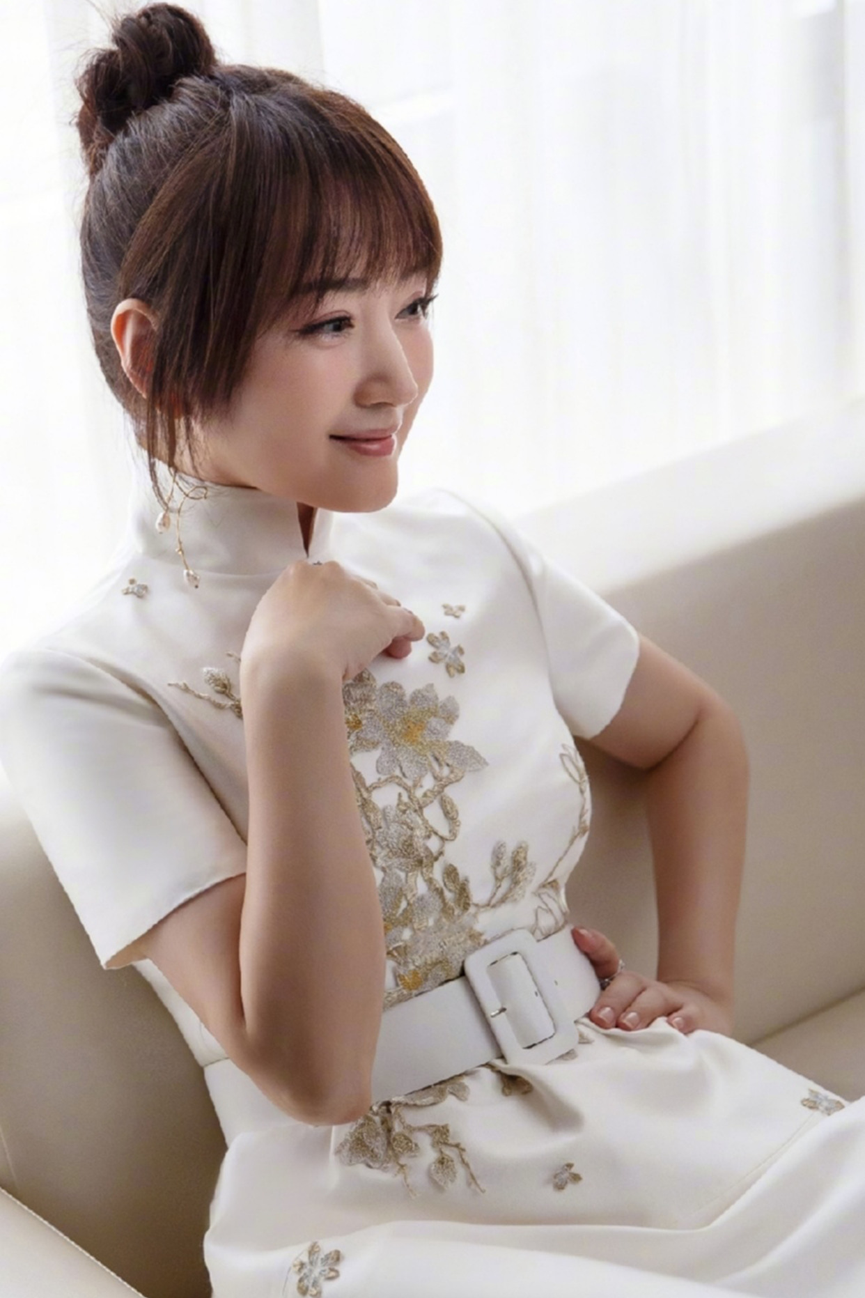 杨钰莹年近半百依旧很嫩!穿白色旗袍优雅动人,扎丸子头真甜美