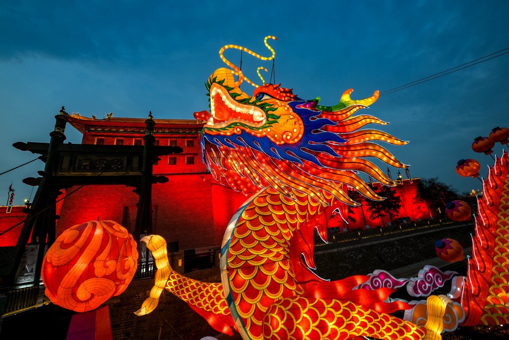 西安永宁门外"龙抬头" 龙身蜿蜒逶迤,夜色迷人眼!