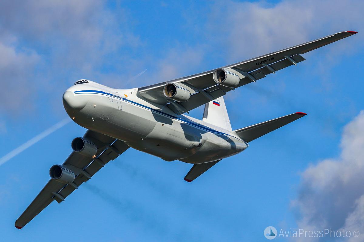 俄为安124重型运输机延寿完成 成功起飞
