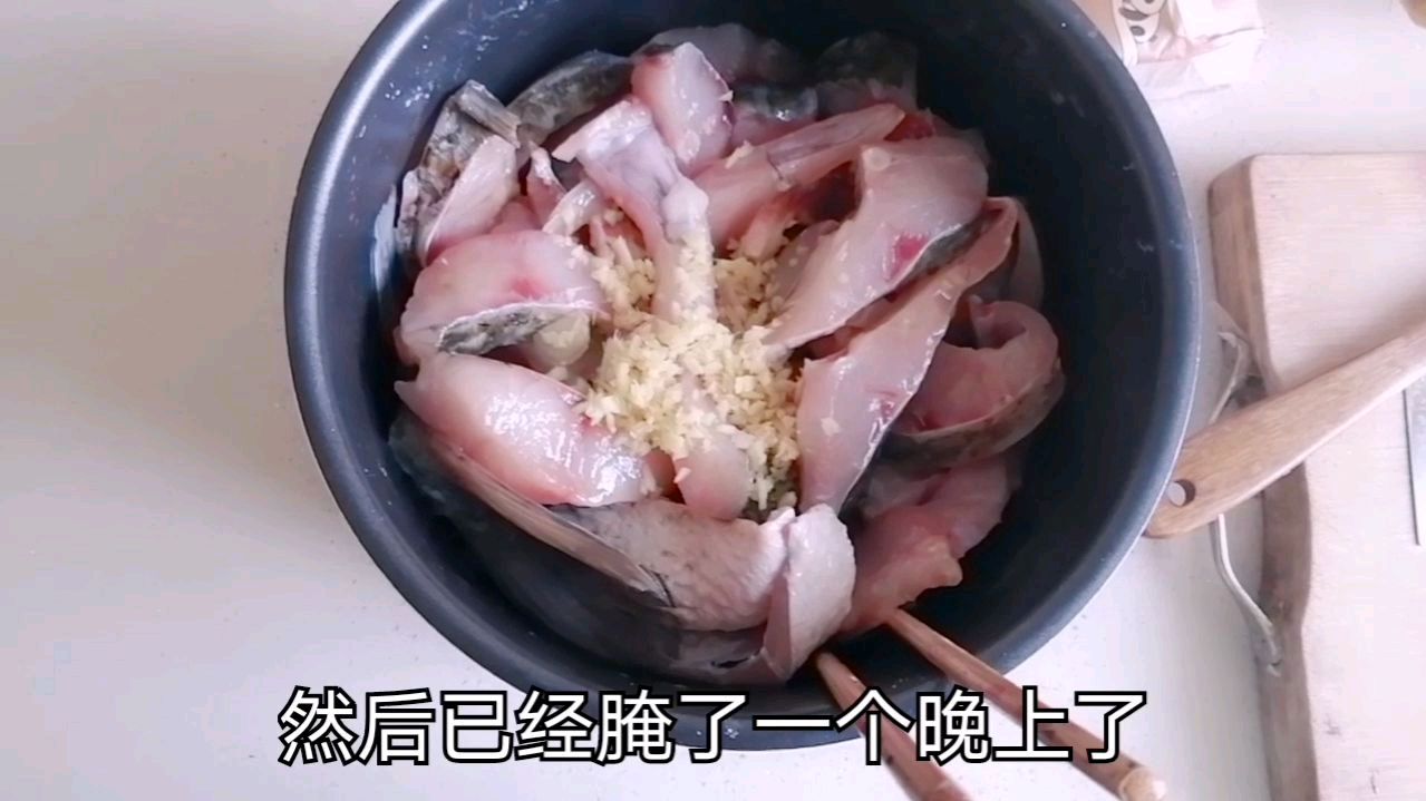 美女简简单单做一个炸青鱼 味道真是好吃的不得了 馋的流口水了