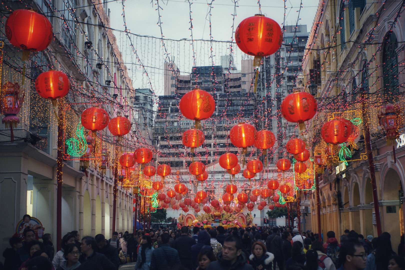 漫步澳门,古老和现代,挂满红灯笼的街头洋溢着春节的喜气