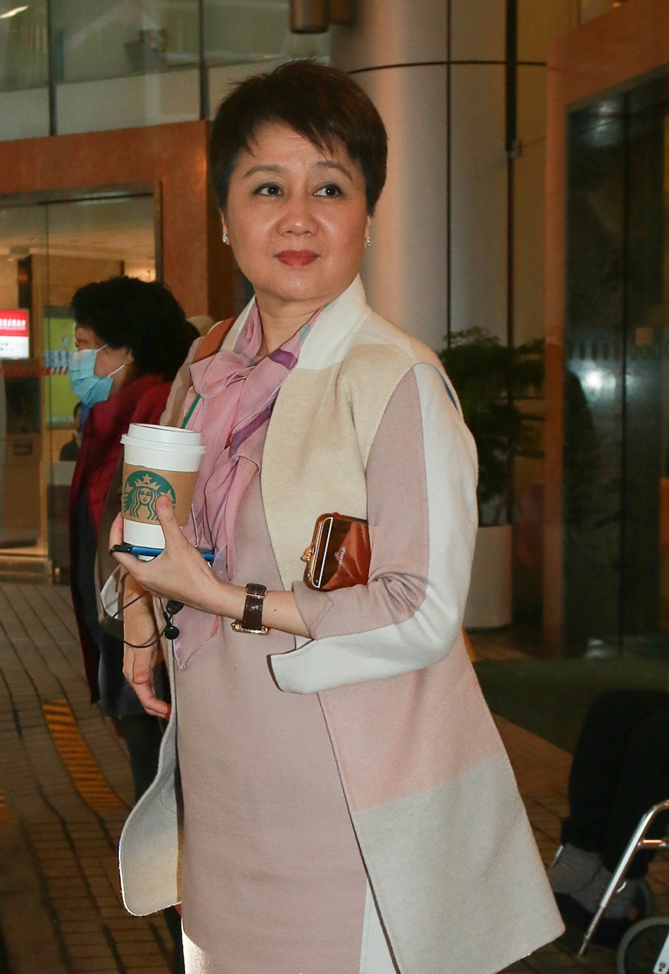 赌王四太穿粉衣赴医院探望,笑脸盈盈不提何鸿燊近况