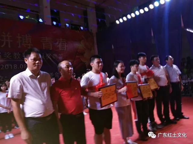 视频专栏:雷州2018企水镇臧家村隆重举行奖教奖学晚会