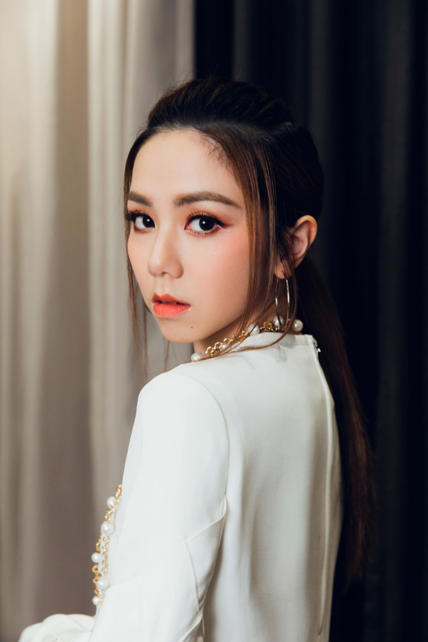 邓紫棋笑起来真够治愈的,穿一袭白色连衣裙搭配小黑裤,太可爱了吧