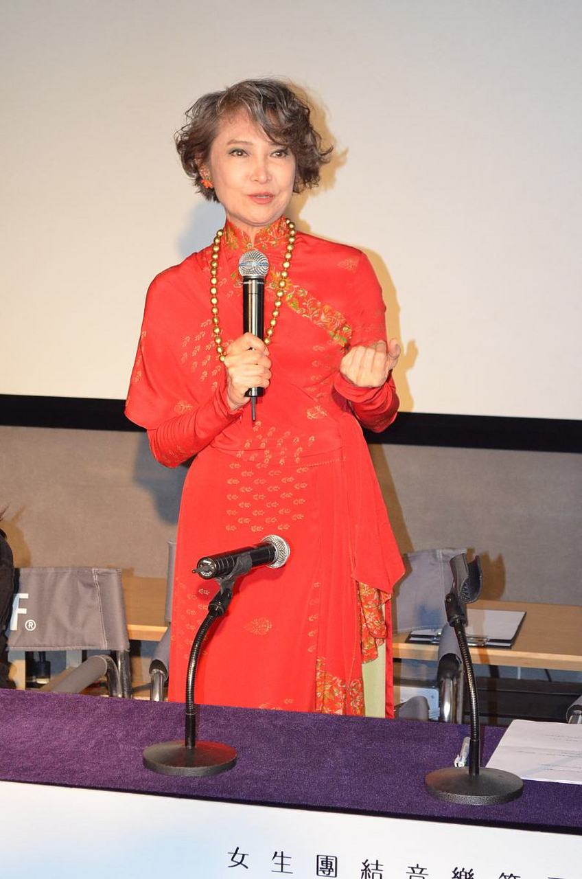 "美容教母"郑明明以77岁的容颜引发争议.