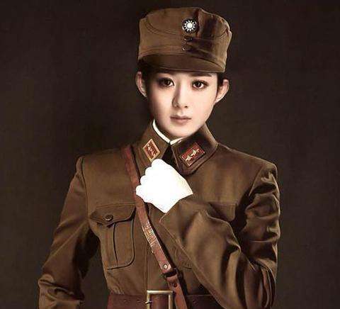女星军装照盘点:蒋欣像个"土肥圆",杨幂佟丽娅超美
