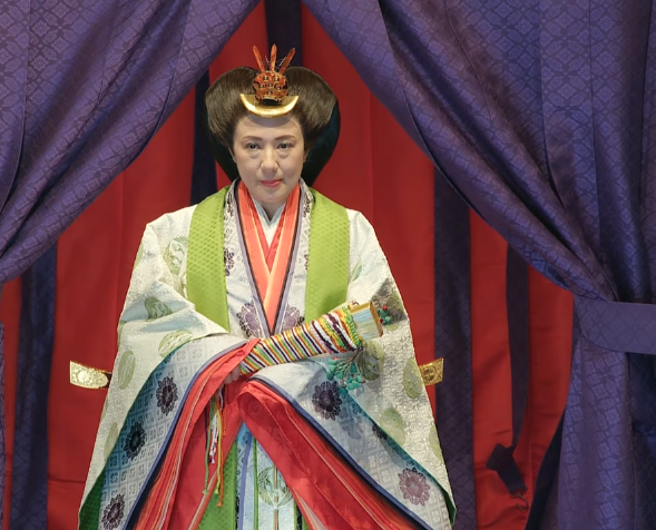 即位礼正殿仪式,德仁天皇顺利完成,弟弟文仁穿橘黄色皇储服饰