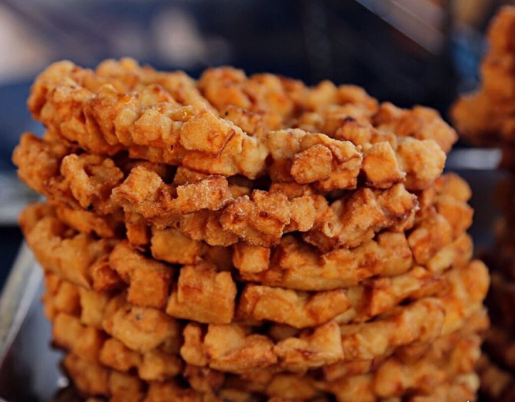 做法超简单的炸红薯饼,咬上一口甜甜脆脆的,孩子一次能吃两个