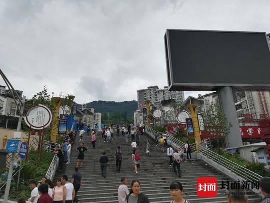 万源向前广场山体变形进展:5000余群众安全撤离