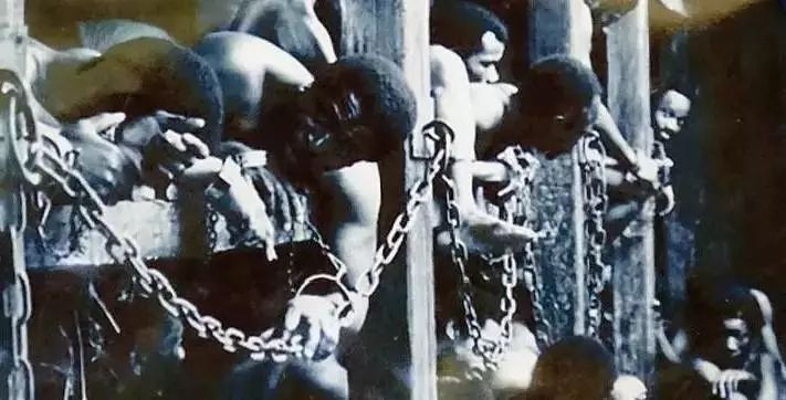 人贩子运输黑奴时,不论男女都要扒个精光,彻底暴露人的劣性!
