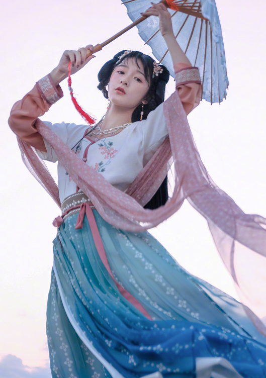 谁说传统服装不好看?徐娇穿新式汉服美出新高,星爷眼光太好了