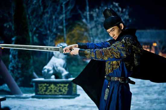 与当红小花旦的恋爱遭非议至今,多部电视剧不能播,今成总裁