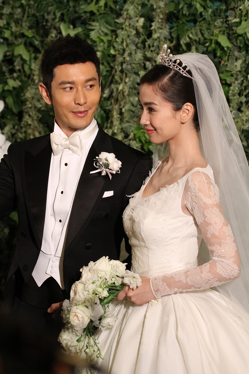 明星闪婚离婚背后的真相  最近,娱乐圈中一连串的闪婚离婚事件引起了