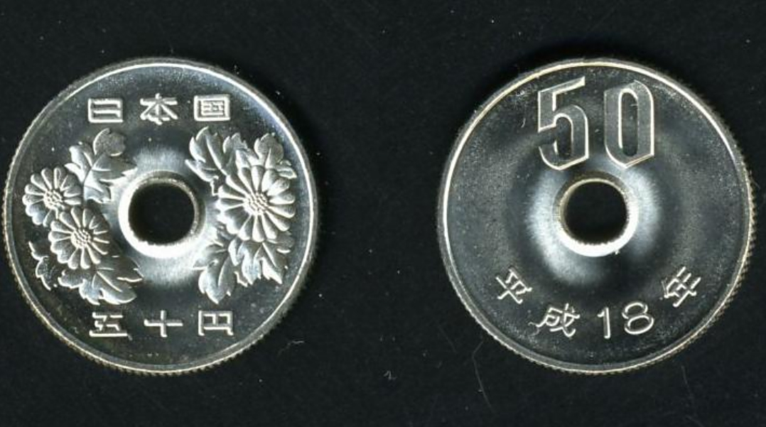 这是面额五千日元的钱币,约合301元人民币,钱币正面人物为樋口一叶