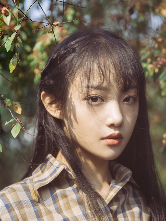 《烈火军校》曲曼婷,穿清新系搭配,美成"校园女神"!