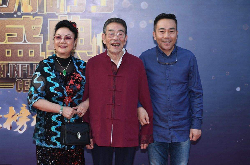 杨议晒出小视频，父亲杨少华与姜昆、冯巩疑似一同现身春晚化妆间_百科TA说