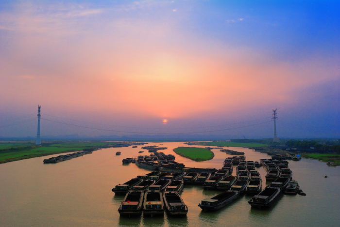 黄河地势较高,而且水量比淮河大,被黄河拦腰截断,形成了三个大湖