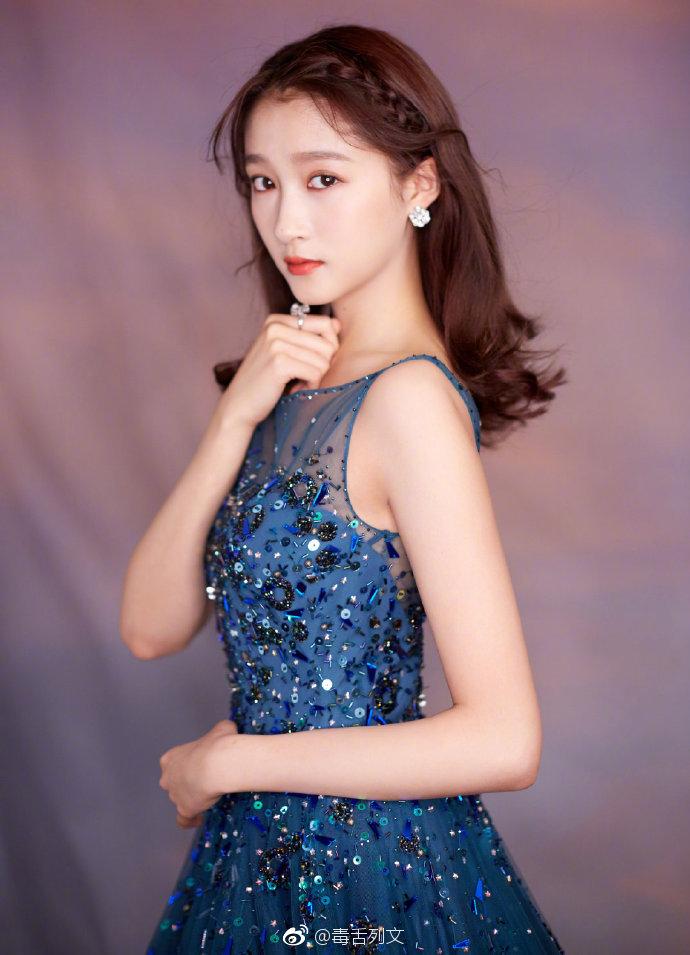 90后小花旦"国民闺女"关晓彤清新写真