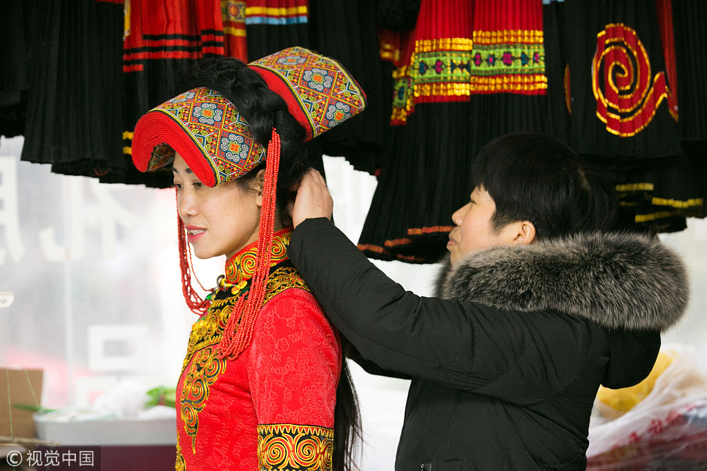 贵州毕节:彝族同胞添新衣迎新年