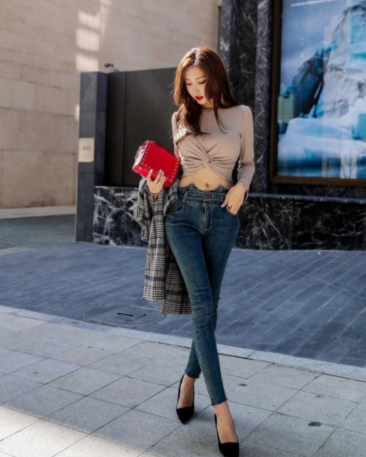 街拍:清新气质美女姐姐,没有过分的装饰,女人味十足