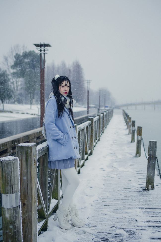 雪地中的小姐姐,白丝美腿比雪还白