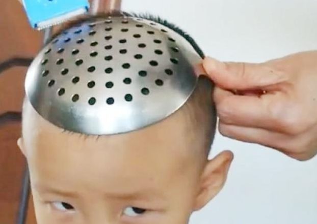 奶爸帮儿子理发,这个工具太搞笑,网友:孩子表情说明一切