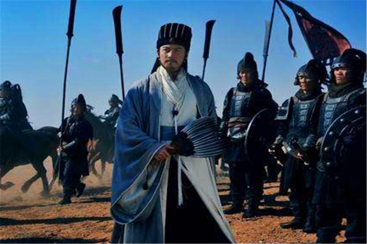 首先,诸葛亮的父亲就是汉朝的大臣,不过他的父亲在他年少的时候就