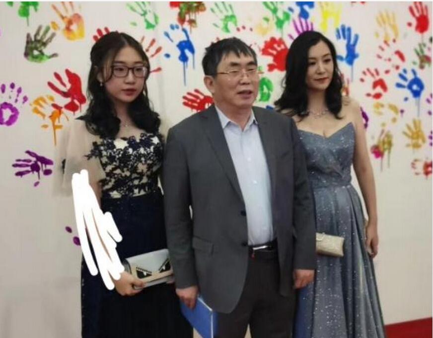 棋圣聂卫平女儿罕见晒出全家福44岁母亲吊带裙出席格外抢眼