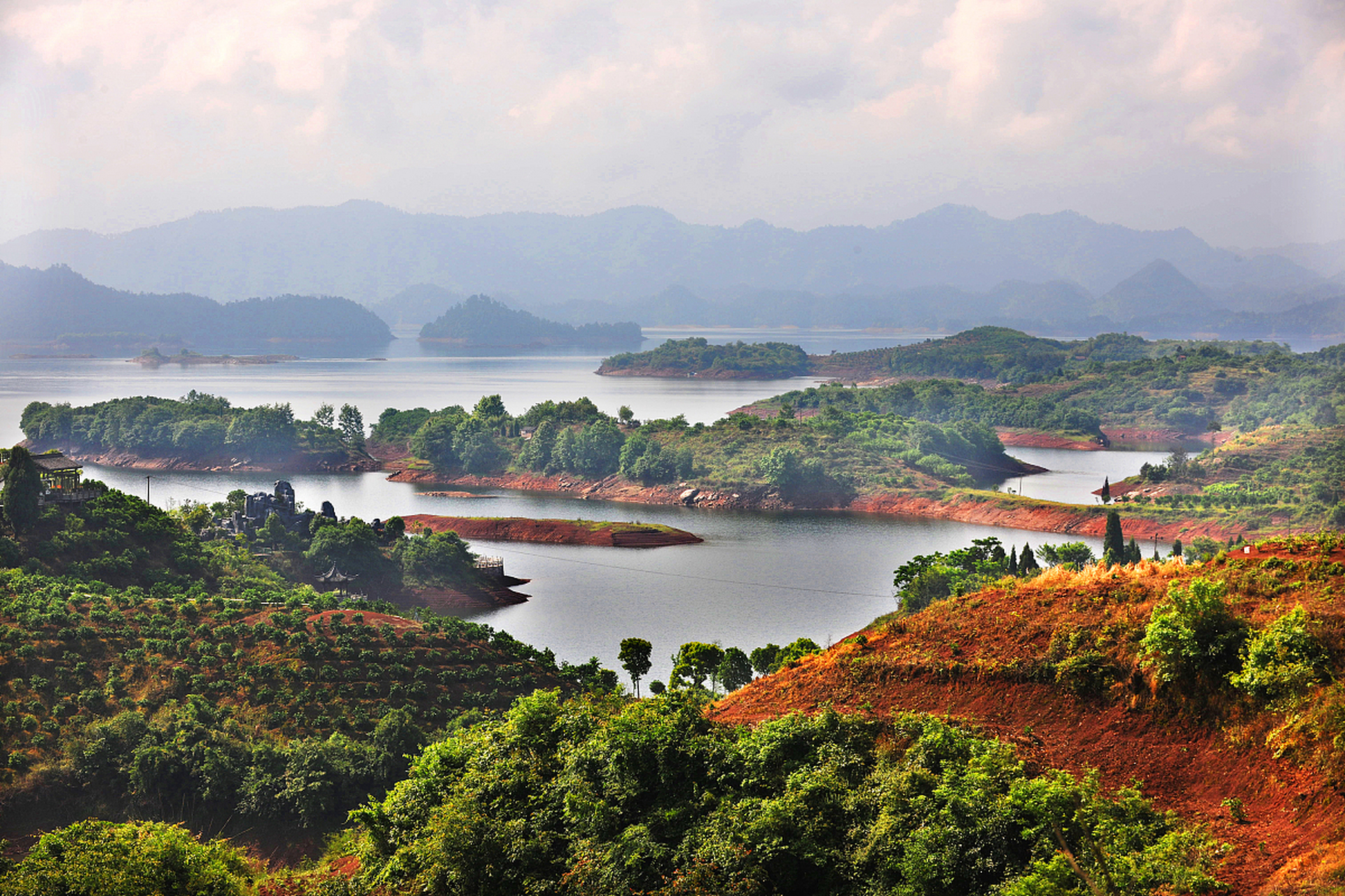优质动态创作营# 千岛湖位于浙江省杭州市淳安县,是一个著名的旅游