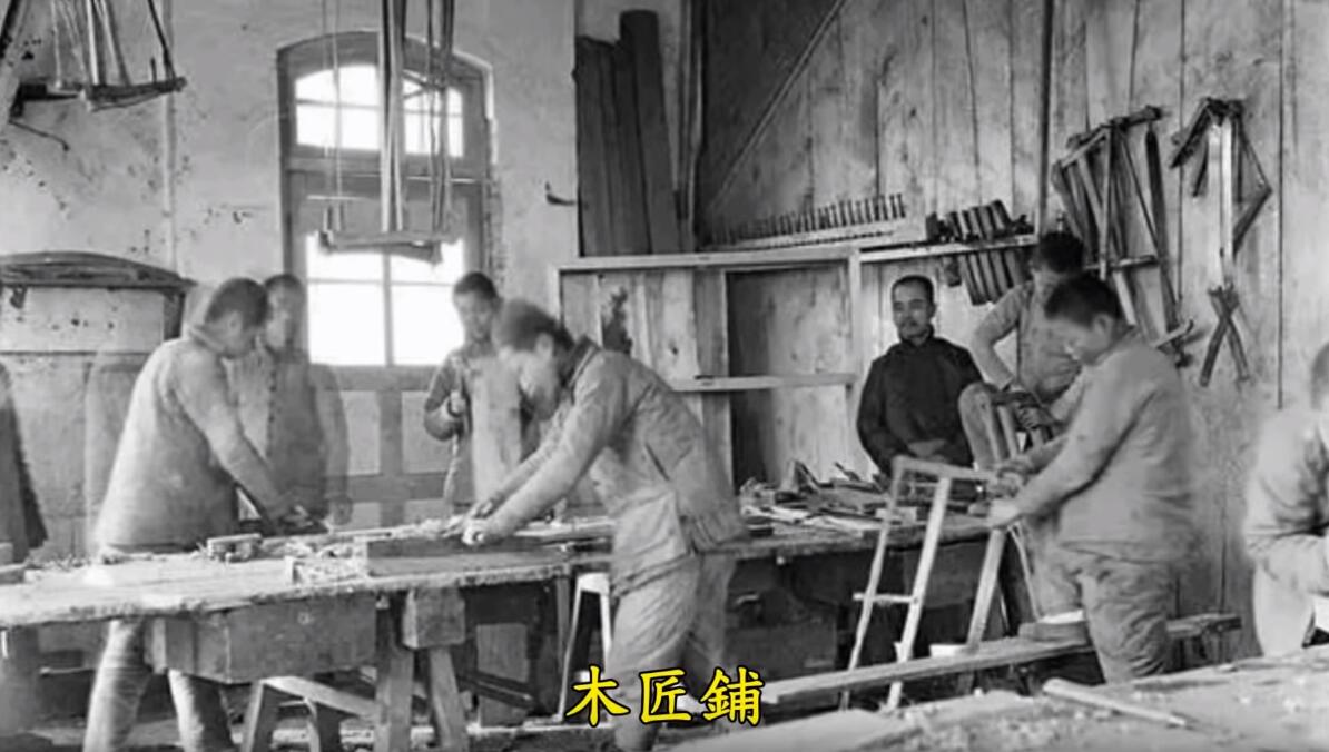 这是一个木匠铺,连上穿黑色衣服的是监工,这些工匠许多都是童工,因为