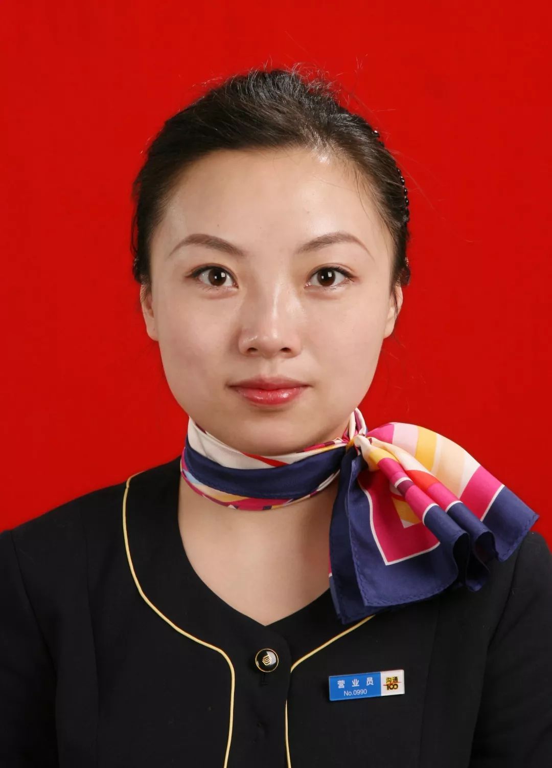 今天,西安移动营销中心党支部第一党小组组长王雪为大家诵读党的十九