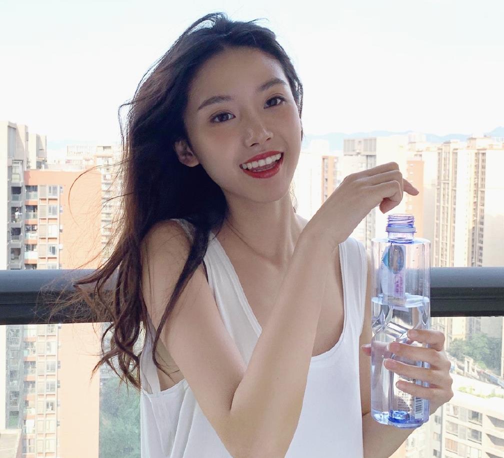 300万人寻找的剪刀手女神,背后竟藏着不为人知的悲伤故事