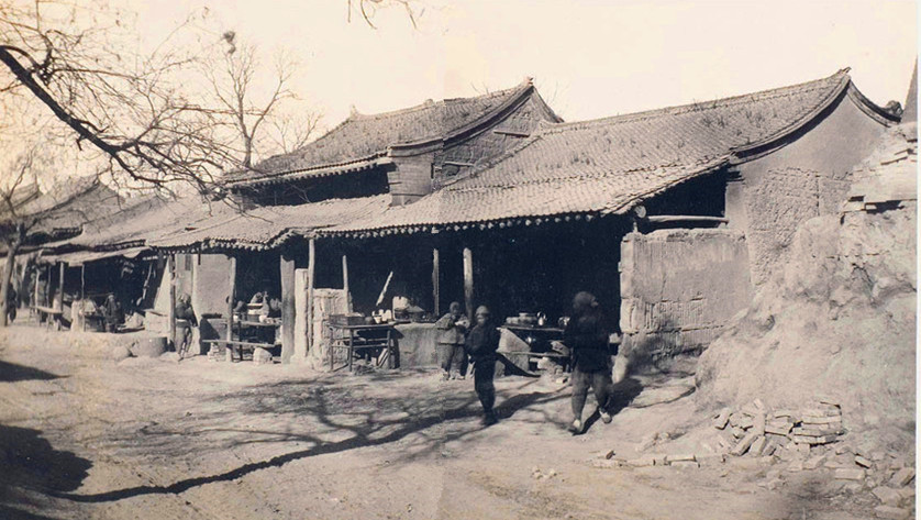 晚清陕西老照片:破旧的村庄,吸烟的儿童,两个狼狈的女乞丐