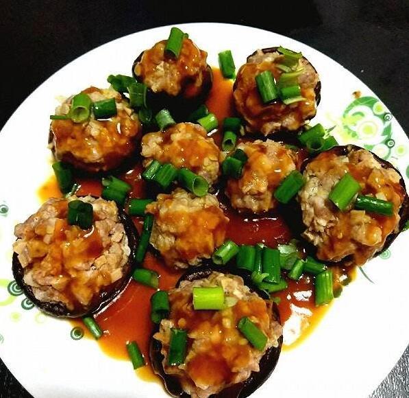 香菇酿肉 香菇酿肉的做法: 1,食材准备:香菇8朵,牛肉,大蒜,豌豆,葱花