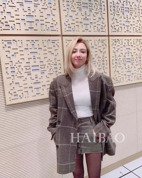 私照| 李宣美穿搭比腿有看点!泫雅又和男友秀恩爱了?