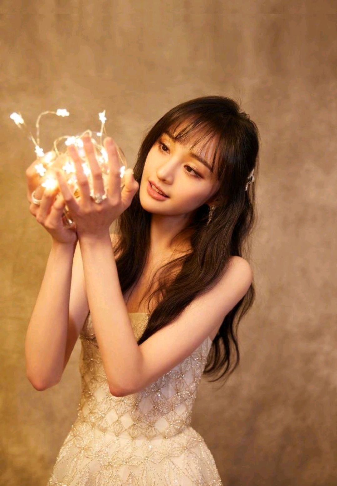 郑爽的回眸一笑很清甜,身穿黑色卫衣搭配白色休闲裤,休闲又时尚