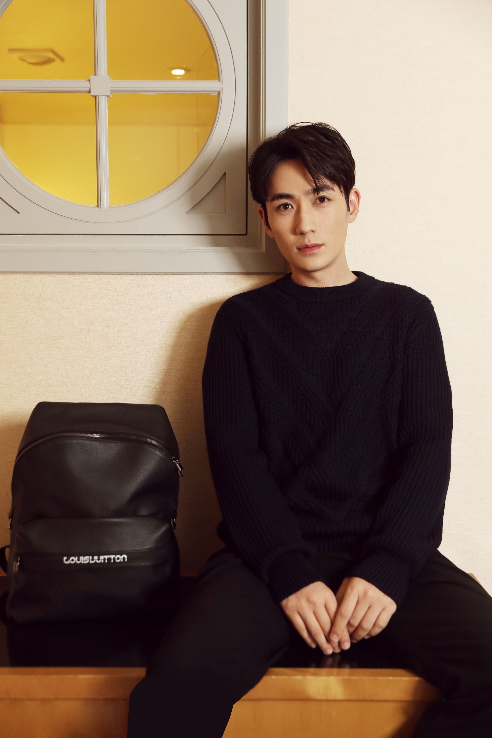 这张穿着职业装的邓伦就比较严肃了