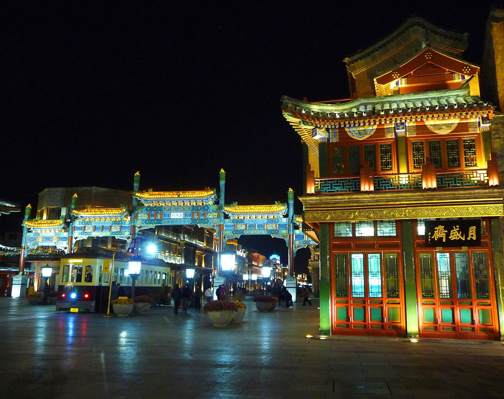 晚上,我登上古城墙,欣赏蓟州区的夜景.