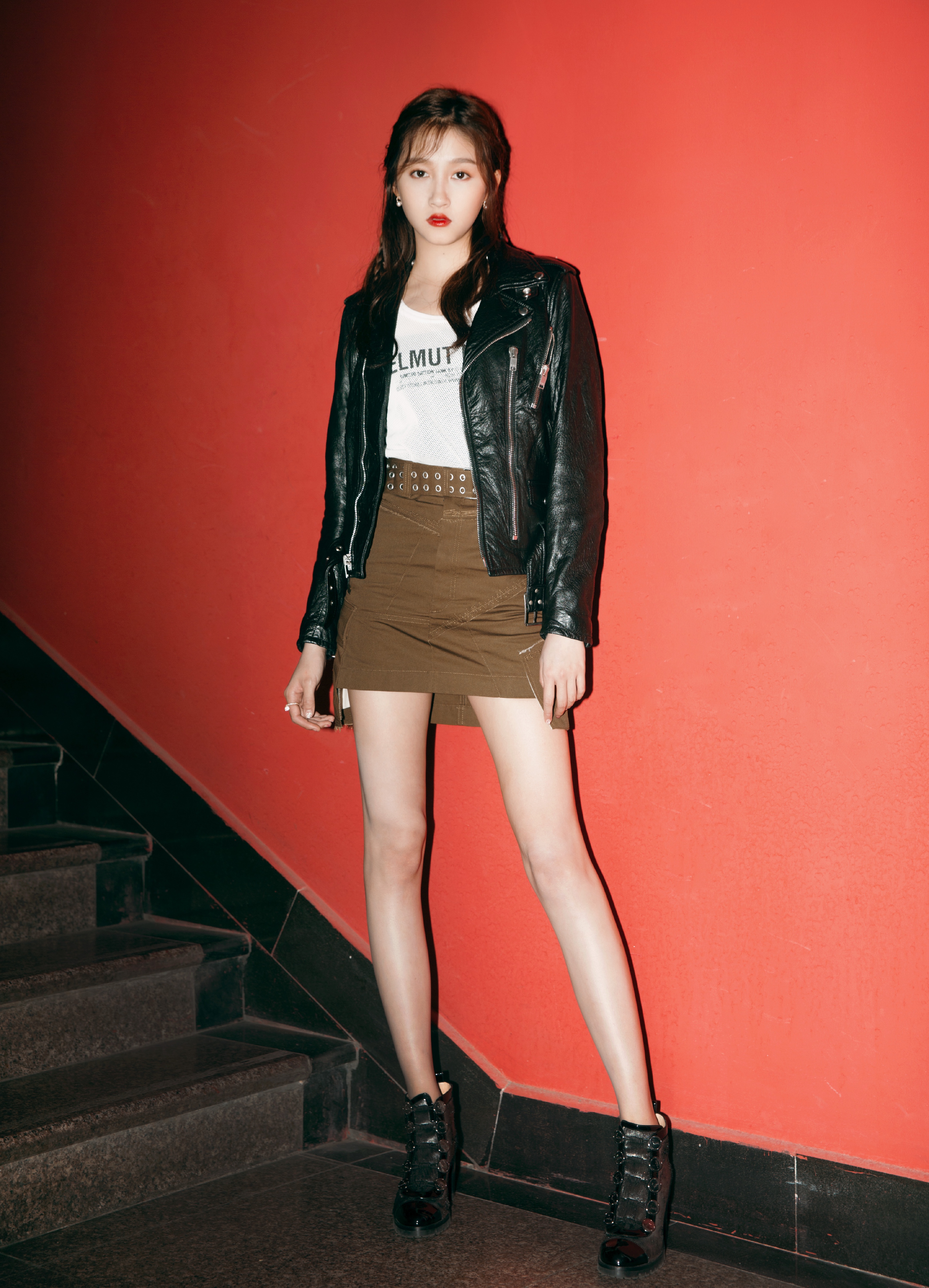 关晓彤皮衣短裙秀"筷子腿",超惊艳!网友:根本不需要长腿特效