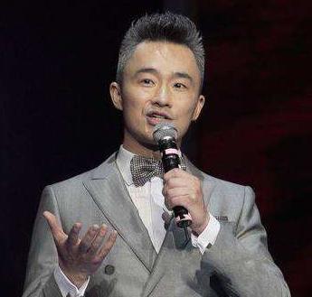 48岁主持人程雷头发花白,竟是患家族遗传病,与小18岁妻子似父女